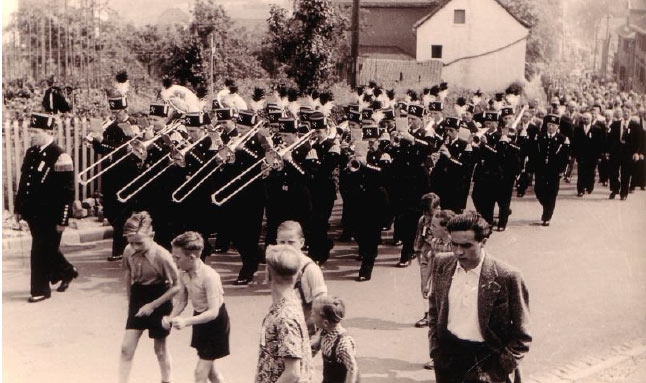 Die Bergkapelle Mechernich in ihrer neuen Unform auf dem Weg zum Bergfest 1955