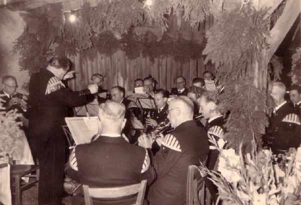 Die Bergkapelle musiziert bei der Hochzeit eines Musikerkollegen 1957